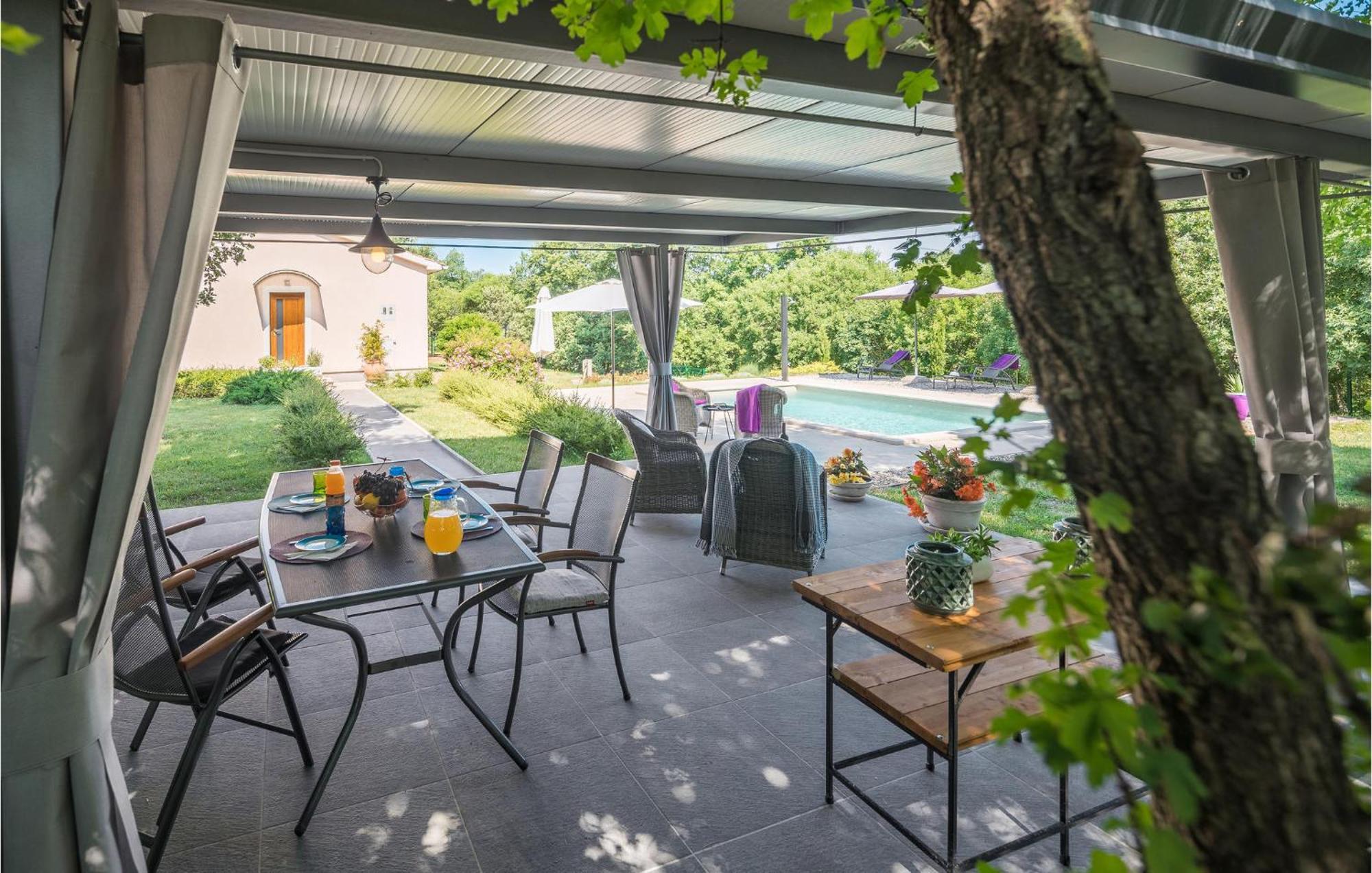Beautiful Home In Bale With Kitchen Exterior foto