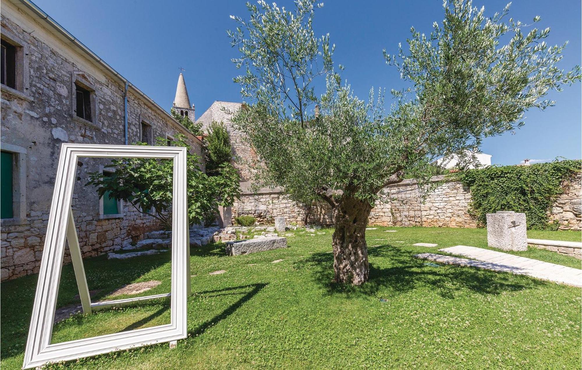 Beautiful Home In Bale With Kitchen Exterior foto